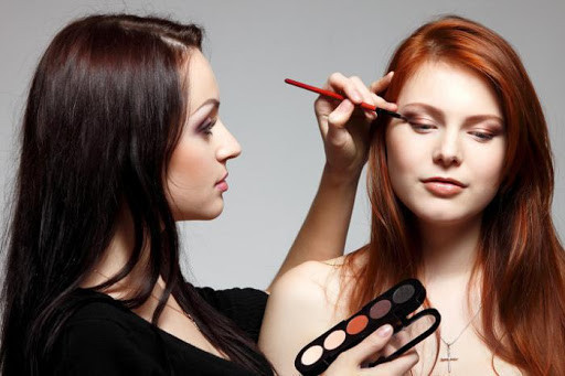 В рамках проекта "Дорога в будущее"наши волонтеры запустили серию мастер классов профессионального визажа1589361910