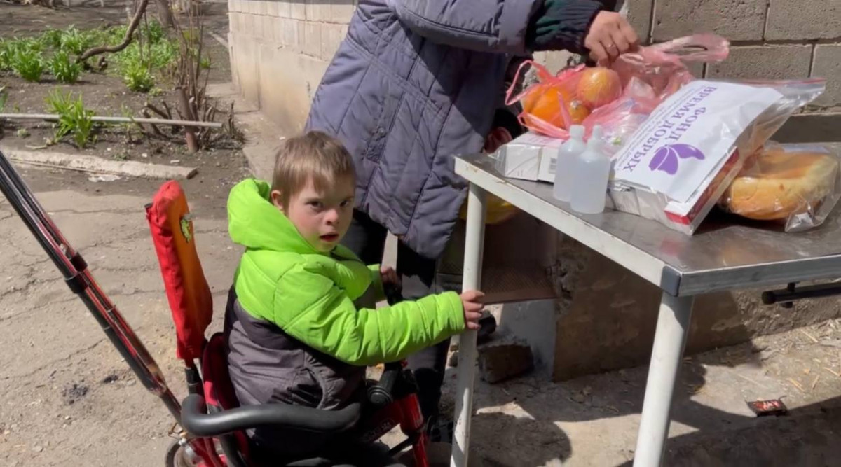 Один мой сын полностью прикован к постели, а второй, с синдромом Дауна.1653132090