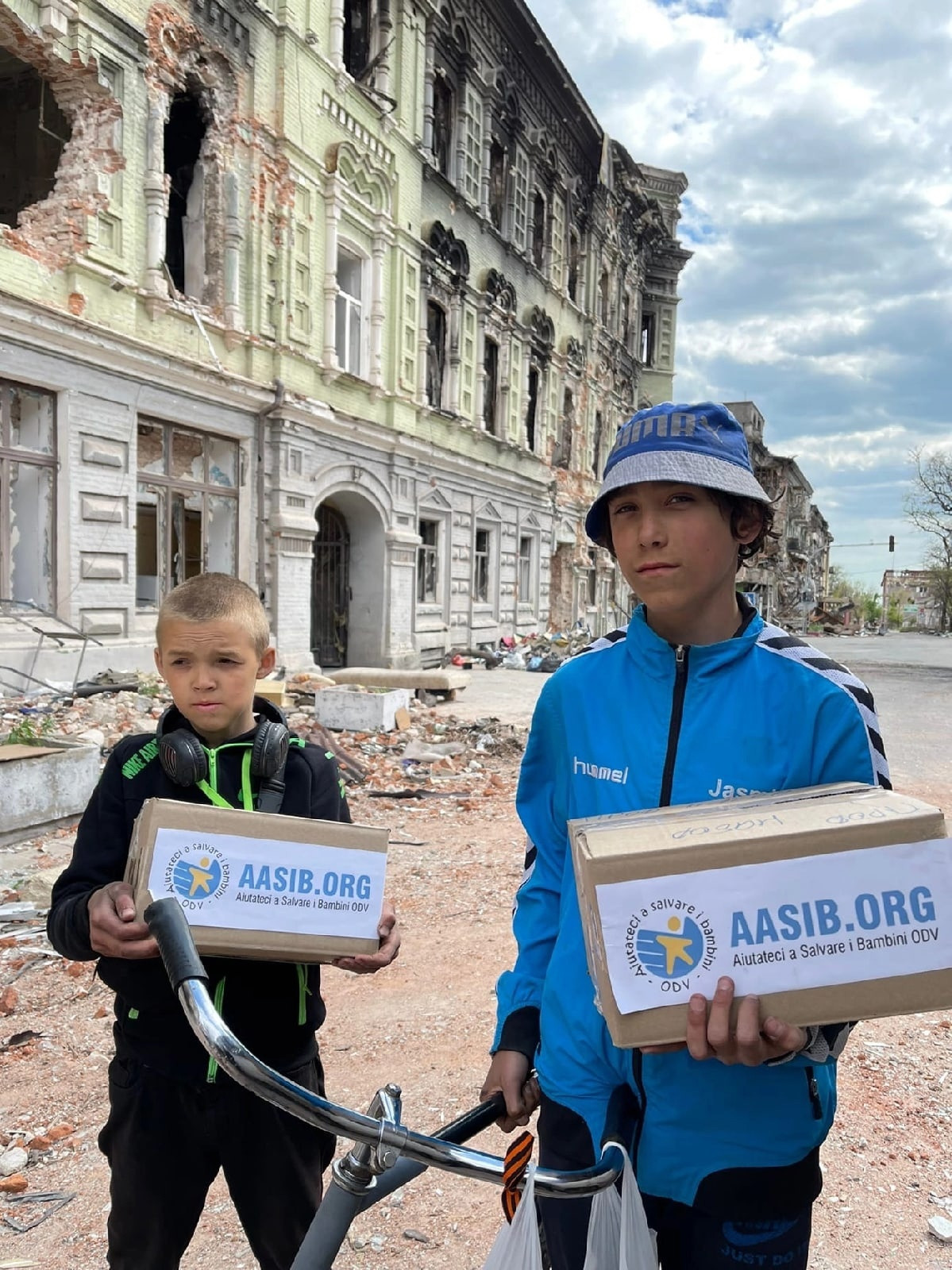 Более 100 семей Мариуполя получили помощь благодаря поддержке Итальянской благотворительной Ассоциации "Помогите спасти детей"1653920319