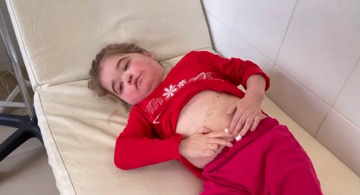 Жизнь маленькой Кати полностью зависит от помощи людей.1655656168