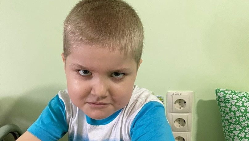 Ребёнок истекает кровью - вот, что может быть, если вовремя не начать лечение апластической анемии.1657196313