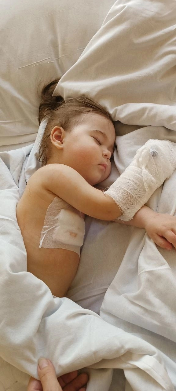 После месяца в реанимации, у Евангелины отказали ножки1660318857