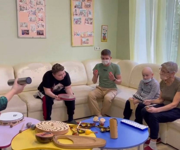 В детском онкоотделении Донецка впервые состоялось музыкотерапевиическое занятие1663834719