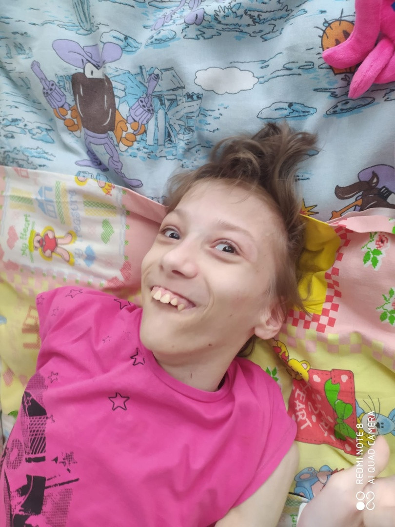 В изможденных глазах Ани одновременно видны ужас и надежда1668604612