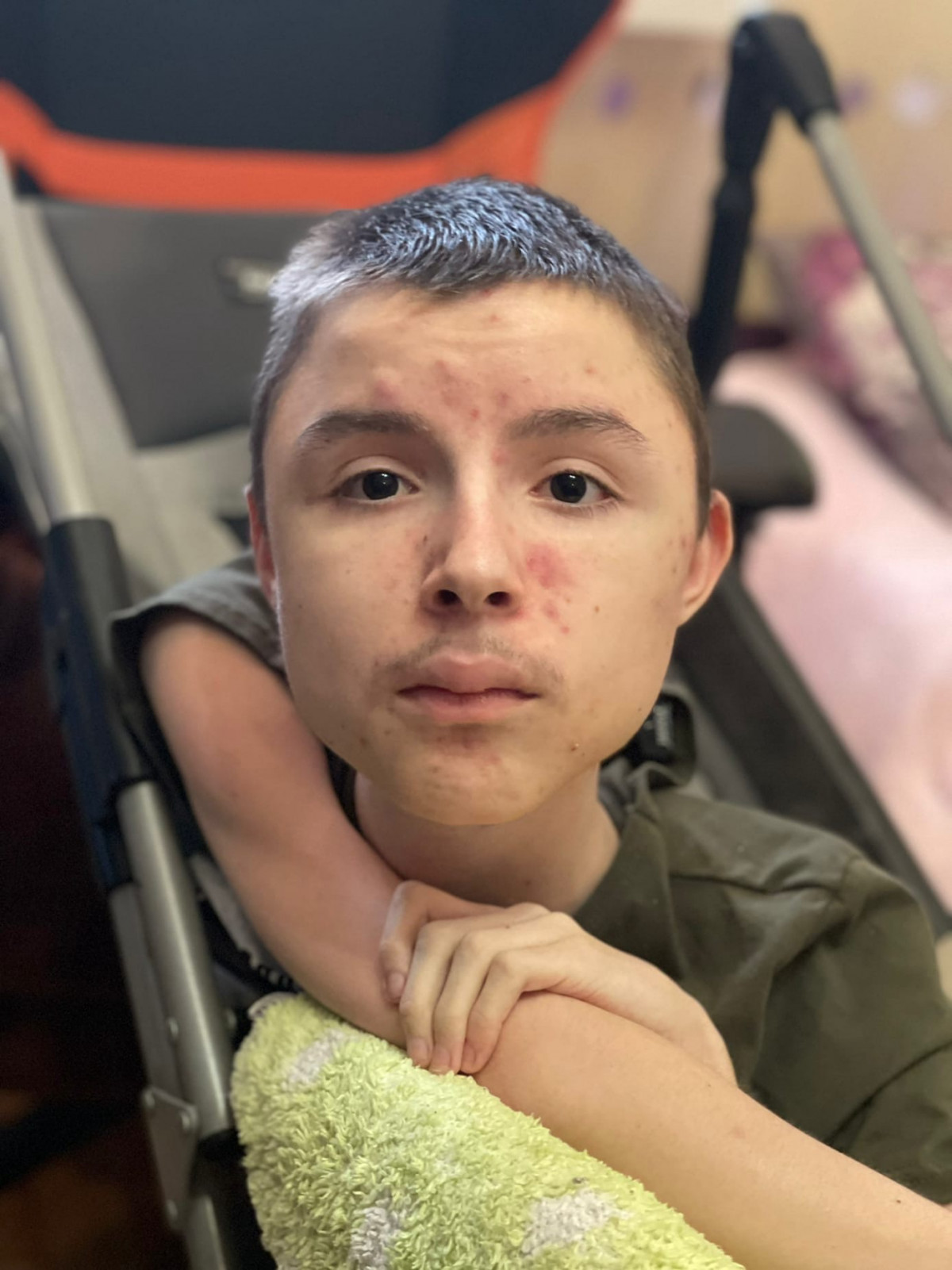 В искалеченном болезнью теле Влада - живёт добрая душа и огромное любящее сердце. Которое может остановится слишком рано.1670359353